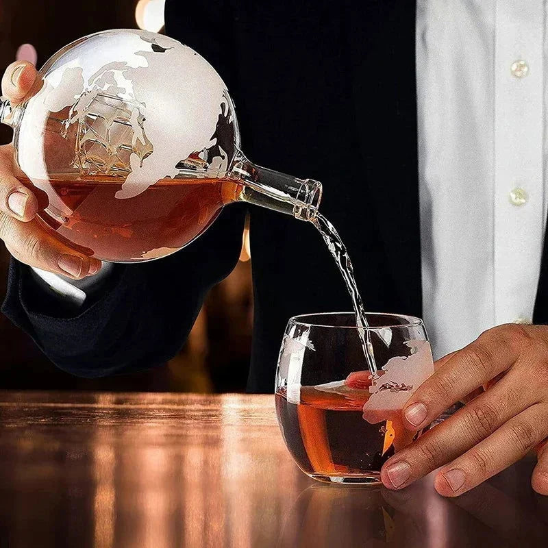 Conjunto Decanter Globo de Vidro com Suporte de Madeira e 2 Copos Lenogue