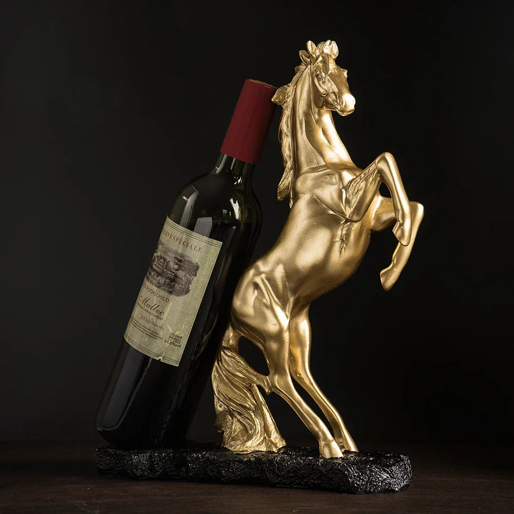 Suporte para Vinho Cavalo de Guerra em Resina Dourada Lenogue