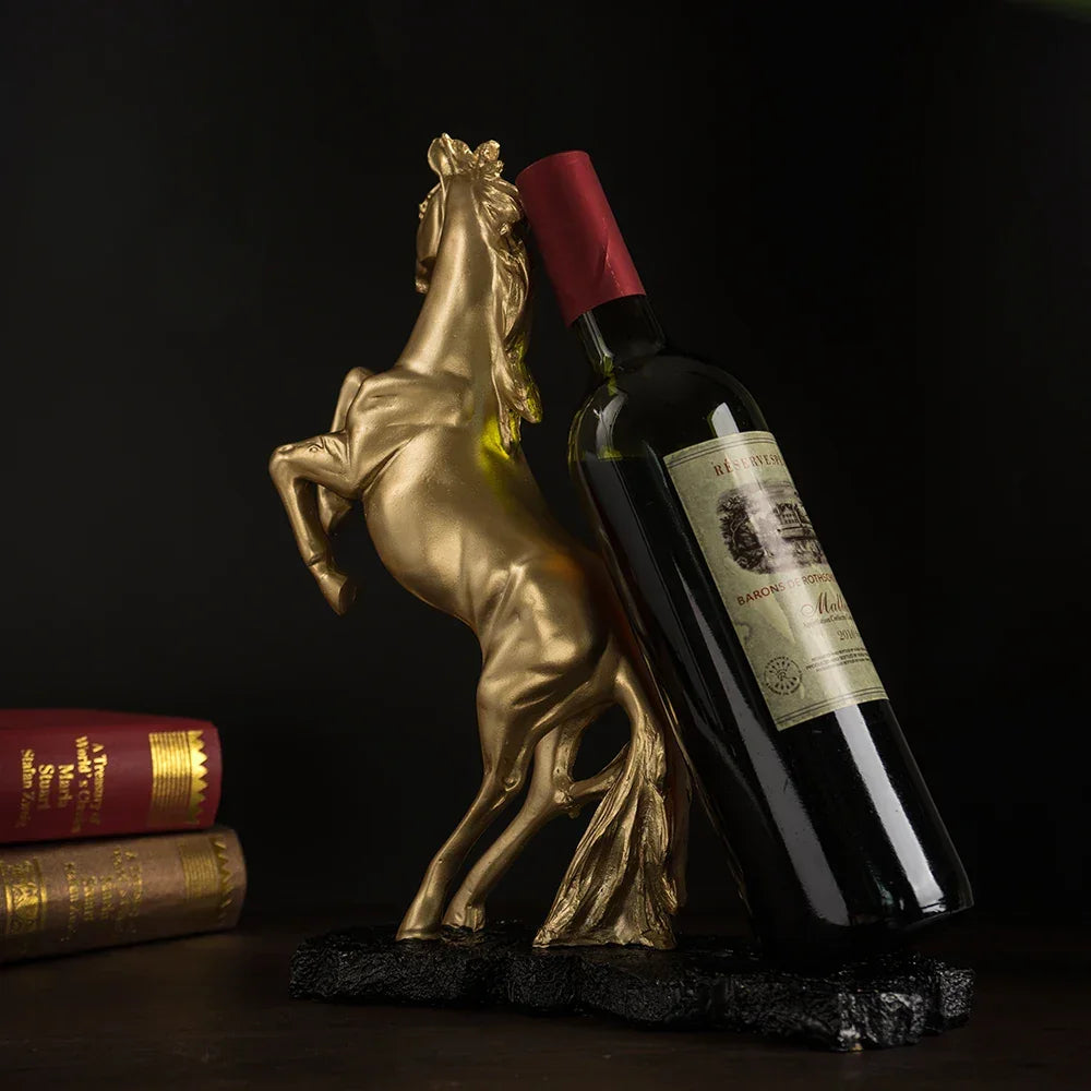 Suporte para Vinho Cavalo de Guerra em Resina Dourada Lenogue