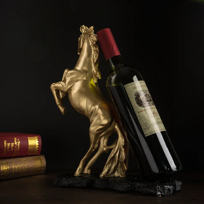 Suporte para Vinho Cavalo de Guerra em Resina Dourada Lenogue